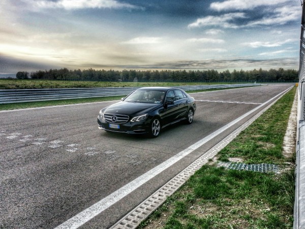 La prova su circuito della Mercedes E 300 BlueTEC Hybrid