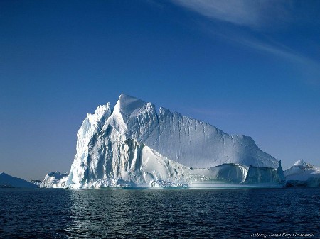 Groenlandia, un altro enorme iceberg sta per staccarsi da un ghiacciaio