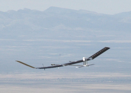 Grande successo per il primo aereo solare al 100%, il primo volo è durato 3 giorni e mezzo
