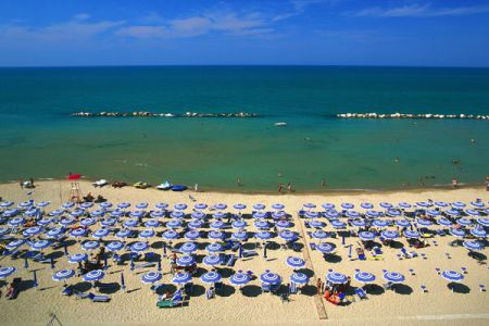 L'Italia riscopre le spiagge pulite: 227 bandiere blu alla costa italiana