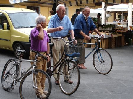 anziani in bicicletta