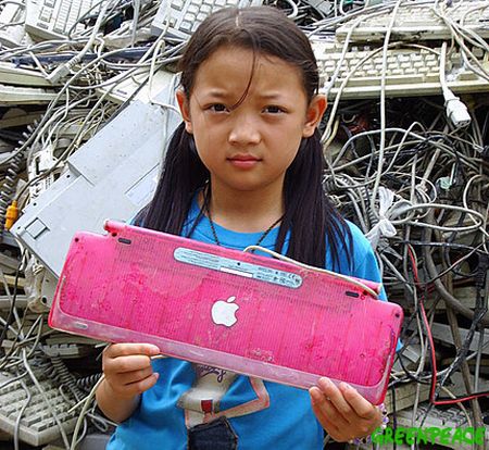bambina tra rifiuti elettronici
