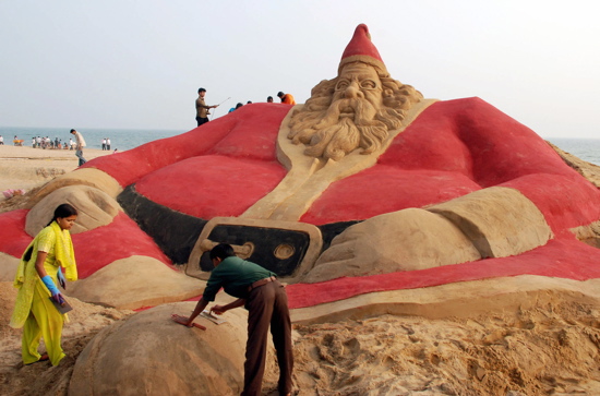100 Babbi Natale di sabbia per protestare contro il riscaldamento globale (gallery)