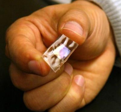 Un materiale piezoelettrico fornirà energia a pacemaker e cellulari