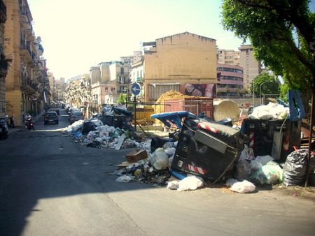 Palermo sommersa dai rifiuti, scattano i roghi e lo scarica barile
