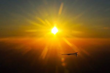 Solar Impulse, l'aereo solare vola per 26 ore di fila