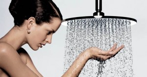 donna sotto la doccia