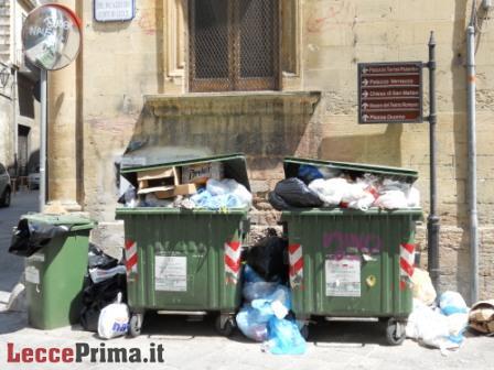 Rifiuti, viaggio a Lecce tra barocco e spazzatura