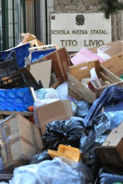 Rifiuti, a Napoli l'emergenza torna evidente