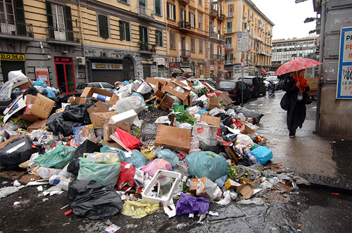 Rifiuti, a Napoli 6500 tonnellate di spazzatura riverse in strada