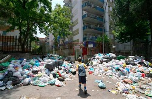 Rifiuti: il comune di Napoli sta a guardare? I cittadini fanno partire il riciclaggio da soli
