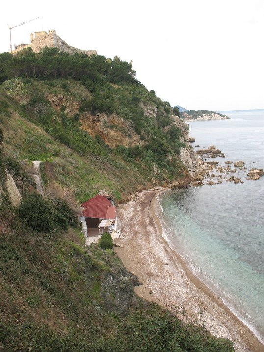 Elba, spiagge Argonauti e Napoleone a rischio erosione e furto sassi come souvenirs