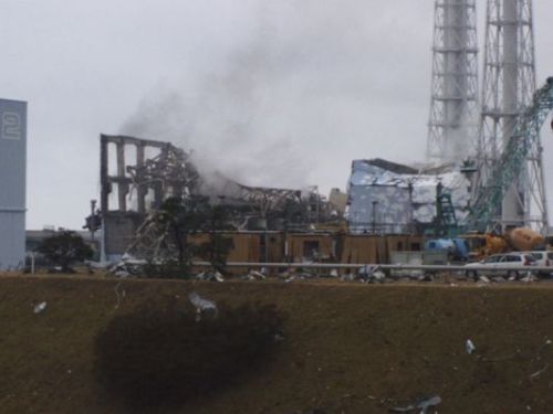 Centrale di Fukushima, fumo nero dal reattore 3