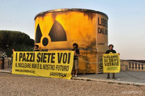 Nucleare: Greenpeace porta il "bidone" dell'atomo a Roma