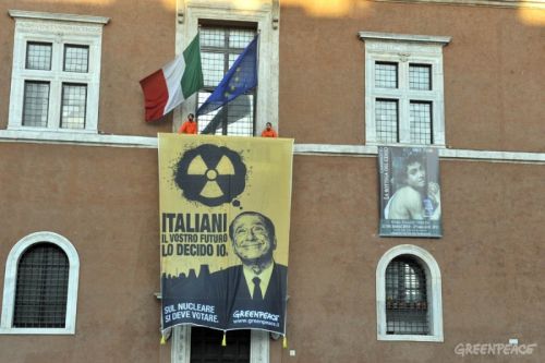 Nucleare, blitz di Greenpeace a Palazzo Venezia (video)