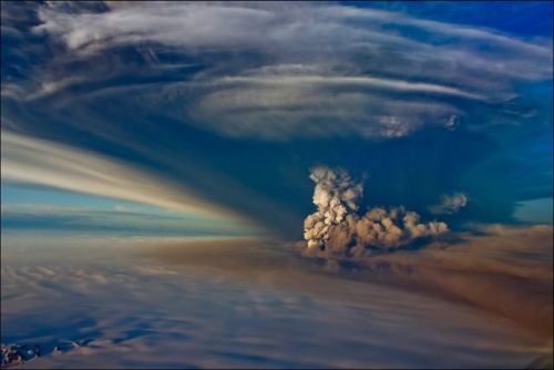 Eruzione vulcano Islanda, la nube di cenere tarpa le ali ai voli internazionali