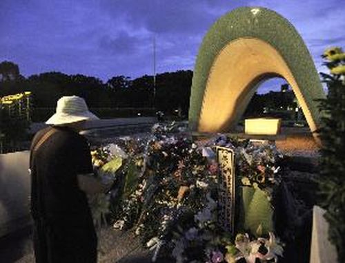 Il Giappone ricorda Hiroshima e tenta l'uscita dal nucleare