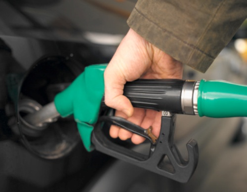 Manovra, partono i rincari su benzina e diesel