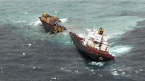 Nuovo disastro petrolifero in Nuova Zelanda: cargo si spezza in due