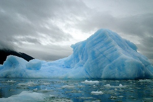 Artico, un altro enorme iceberg si stacca dalla Groenlandia