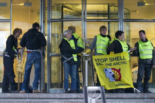 Greenpeace blocca 74 stazioni di rifornimento Shell