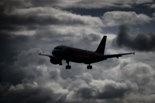 Emissioni aerei, l'UE sospende la legge anti-CO2