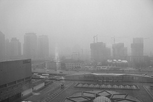 Pechino, lo smog oscura il sole, agli abitanti consigliato di non uscire