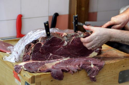 Carne di cavallo spacciata per bovina a Como, nuovi sequestri in Italia