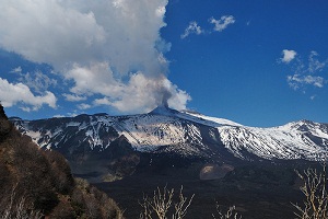 Eruzione dell'Etna, si valutano i danni legati alla coltre di cenere