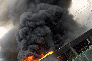 Incendio in una fabbrica di vernici di Brebbia, sostanze pericolose nell'aria