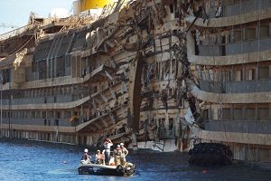 ITALY-SHIPPING-TOURISM-DISASTER-SALVAGE