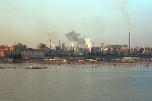 Taranto oltre Ilva, l'Eni potenzia la raffineria aumentando l'inquinamento