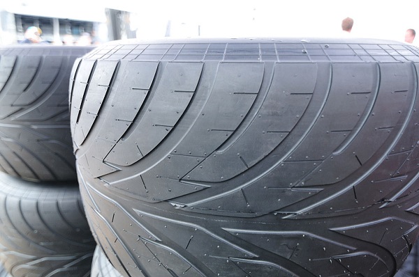 1024px-Bridgestone_F1_Intermediate_Tyres