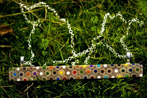 I gioielli riciclati realizzati con matite colorate